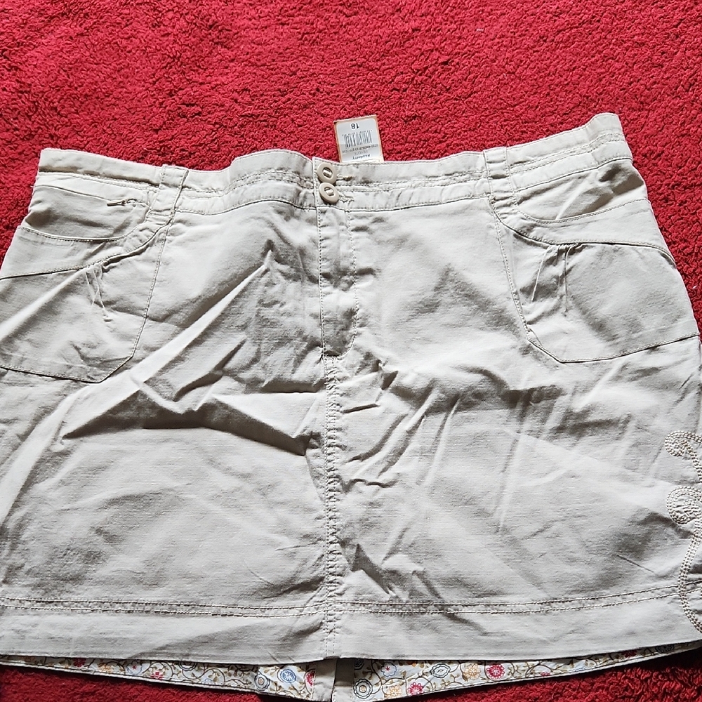 Magellan Outdoors Cream Skorts for Casual Comfort